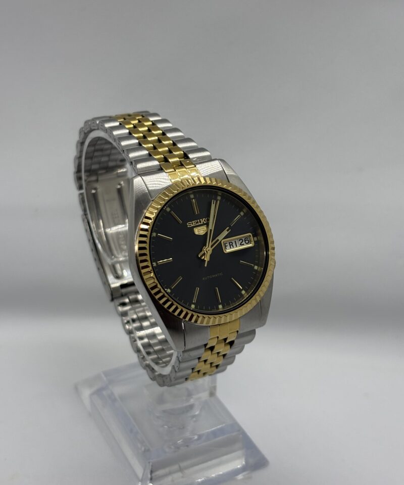 Alternative view of SNXJ90 black dial