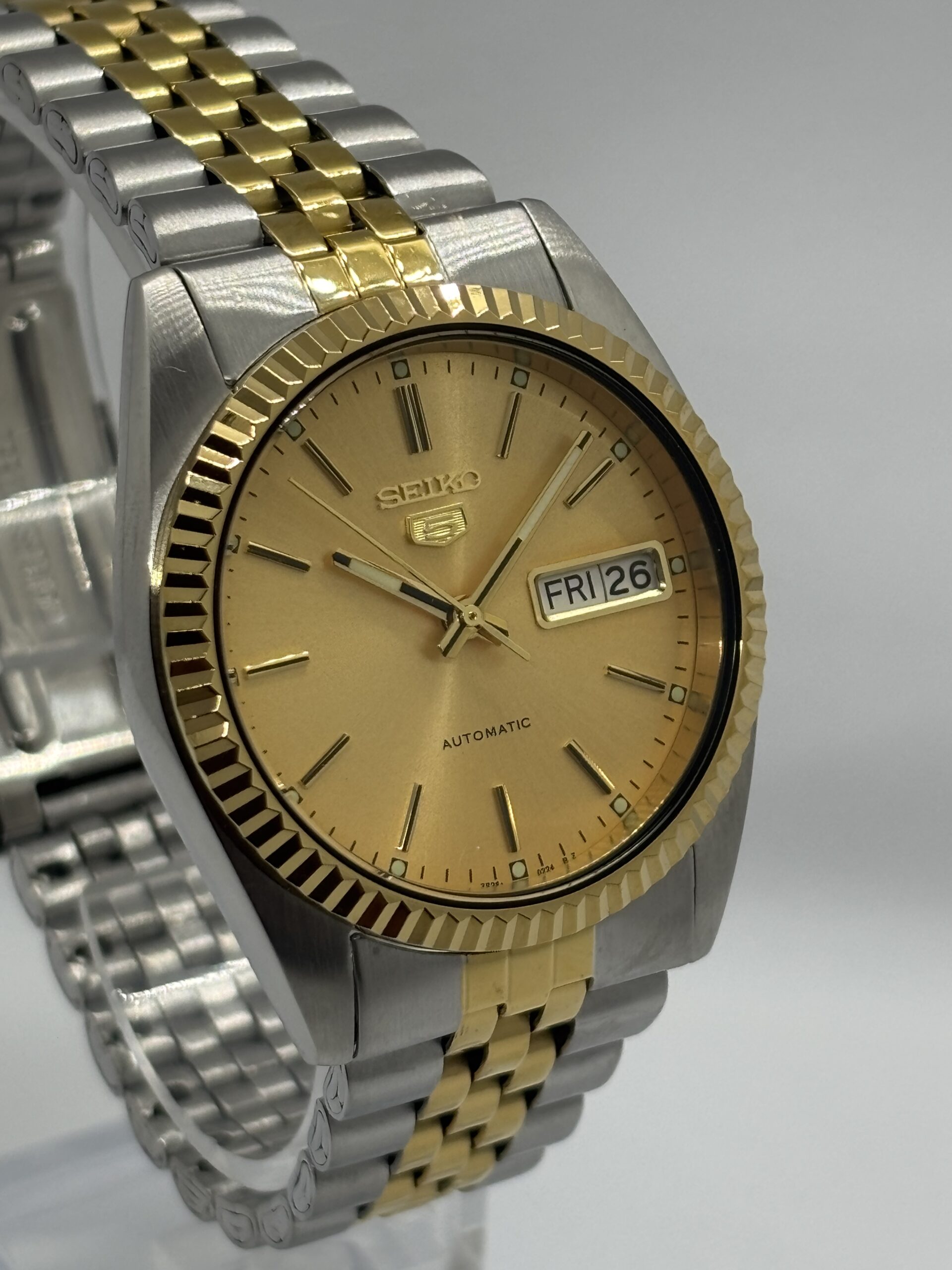 Seiko_5_SNXJ90_SNXJ92_American_Seiko_American_Psycho_datejust_watch._Automatic_watch_7s26_jubilee_bracelet_fluted_bezel_gold_dial_5